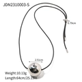 Detailopname van zilveren bolvormige hanger aan zwart koord met diameter van 2,51 cm - Zilveren Bol Hanger (JDN2310003-S)