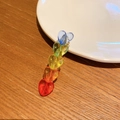Pinza para el pelo arcoíris con cuentas de corazón translúcidas en fondo de madera - Corazón degradado arcoíris