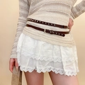 Détail d'une ceinture en cuir cloutée sur un haut en tricot beige et une jupe en dentelle blanche - 50# Marron Géométrique Double Mince