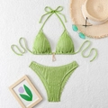 Dettaglio del top bikini verde a coste con ciondolo a stella marina e perla fine - S / Verde