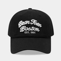 Detalle de bordado 3D blanco Bean Town Boston EST. 1901 en una gorra de béisbol negra - Ajustable / Negro