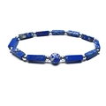 Detailansicht der quadratischen Amethystperlen und silbernen Zwischenperlen am Armband - Dunkelblauer Imperialer Jaspis