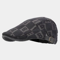 Détail de la casquette grise avec motif damier, lettres B et boucle en métal vintage - Réglable / Gris