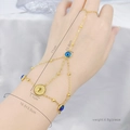 Pulsera de mano dorada con cuentas de ojo turco azul y colgante de moneda con dimensiones - Retrato de Moneda