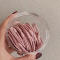 Gros plan d'élastiques à cheveux roses à haute élasticité dans un bocal transparent - Ensemble d'Élastiques Cheveux en Boîte / 20 Pièces/Paquet / Rose