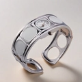Détail de la montre bracelet argentée avec décorations blanches et chiffres arabes - Blanc