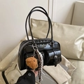 Borsa a cuscino nera vintage con tasche frontali e ciondolo orsetto di peluche - Con Ciondolo / Nero
