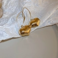 Vintage gouden hartvormige oorbellen met geborstelde textuur en elegante haak - Goud