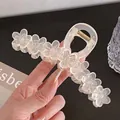 Große mattierte Jelly-Haarklammer mit Blumendesign und goldener Metallfeder - 13cm / Gebrochenes Weiß