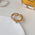 Bague double dorée ajustable avec micro-pavé de zircons, détails papillon et perle - Bague Papillon Double Couche