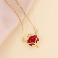 Détail du collier renard en or 18K avec gemme rouge et couronne sur satin beige - Petit Renard avec Couronne (5#)