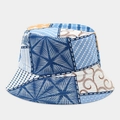 Dettaglio del cappello da sole patchwork con motivi bohémien e trame geometriche blu - Patchwork Blu e Bianco a Pois e Vortici (Colore n. 5)
