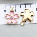 Rosa Kirschblüten-Anhänger mit Strassstein und goldener Rückseite im Detail - 1 Stück Rosa Strass Kirschblüte 13.6x16.5mm