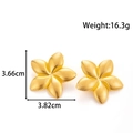 Orecchini a quadrifoglio dorati con strisce e misure 3,66cm su uno sfondo bianco puro - Fiore a Cinque Petali 3D (YE-063) / Oro