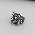 Vintage-Ring aus Edelstahl im Punk-Stil mit gotischen Totenkopf-Reliefs in Silber-Optik - US 9 / Vintage Silber Multi-Totenkopf (KR39471-OT)