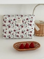 Gesteppte Blumen-Cord-Kosmetiktasche mit roten und grünen Blüten auf weißem Grund - Weinrote Blumen Cord (Handtasche)