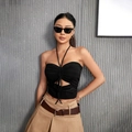 Top corto negro con cuello halter, falda plisada y cinturón marrón para moda de verano - S / Negro