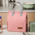 Minimalistische rosa Isoliertasche mit grauen Griffen und Tasty Food Leder-Aufnäher - Rosa