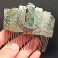 Detail van met draad omwikkelde lichtgroene kristallen met maan en ster op metalen haarkam - Prehniet