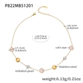 Dettaglio della collana placcata in oro 18k con opale rosa e perle su sfondo bianco - Oro Pietra Occhio di Gatto Rosa