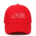 Dettaglio del ricamo della scritta LOSER con V rossa su cappellino da baseball in cotone - Regolabile / Rosso