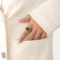 Retro Ring mit grünem Kristall im Smaragdschliff und Gold-Finish an der Hand - US 7 / Gold