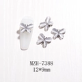 Detailansicht der 3D-Schmetterlings-Nageldekore mit weißen Opalflügeln und Silberrand - Silberrand Weiß Katzenauge Feiner Schmetterling (MZH-7388)