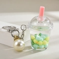 Dettaglio del portachiavi bubble tea fai-da-te con cannuccia rosa e perla bianca grande - Catena con Chiusura a Moschettone + Mini Tazza di Bubble Tea + Perla / Verde