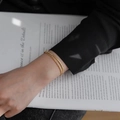 Bracciale minimalista dorato a doppio strato con catena a serpente e perline su rivista - Bracciale a Doppio Strato a Lisca di Pesce e Grani di Riso / Oro