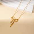 Élégant collier en acier titane doré avec pendentif nœud et perle blanche centrale - Noeud de Perles