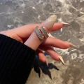Anello incrociato placcato oro con zirconi scintillanti indossato sul dito da donna - Aperto Regolabile / Oro Stile 1 (HR396)