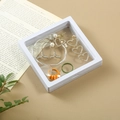 Weiße PE-Membran-Schmuckbox zur schwebenden Aufbewahrung von Ohrringen auf einem Vintage-Buch - Weiß (Schwebende Box) / 7*7*2cm