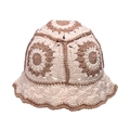 Detail eines gehäkelten Blumenmusters an einem beigebraunen Strick-Bucket-Hat - Verstellbar 56-60cm / Beige & Braun Patchwork (A)