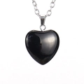 Vista detallada del colgante de corazón negro facetado con fina cadena de plata - Obsidiana
