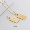Vista macro del colgante Géminis dorado con grabados de estilo tarot de sol y luna - Géminis