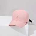 Détail d'une casquette rose pour enfant avec broderie A et empiècement en mesh aéré - 52-54cm / A Rose