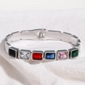 Détail macro du bracelet en acier titane argenté serti de pierres précieuses carrées - Bracelet Jonc Argent avec Pierres Précieuses Carrées Multicolores (Style 12)
