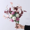 Handgehaltener rosa-weißer künstlicher Chrysanthemenstrauß für die Innendekoration - Weißlila
