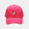 Dettaglio del cappellino da baseball in cotone rosa acceso con ricamo di avocado sul davanti - M (56-58cm) / Rosa Rosso