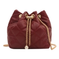 Chique bordeauxrode gewatteerde emmertas met gouden ketting en parelhanger - Rood