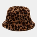 Dettaglio del cappello alla pescatora leopardato con texture in morbida pelliccia - M (56-58cm) / Leopardo Piccolo Cammello
