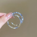 Detailopname van C-vormige acetaat oorbellen met blauw en geel marmeren textuur - 7# 925 Sterling Zilveren Oorknopje - Blauw/Geel - Marmeren Textuur Ring