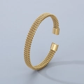 Brazalete dorado en forma de C de hilo de acero trenzado con terminales cuadrados pulidos - Dorado (KB182653-HB)