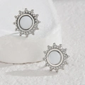 Ohrstecker in Sonnenblumenform aus Edelstahl mit elegantem weißen Zentrum-Inlay - Silberner Sonnenblumen-Stil (E845-01)