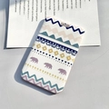Minimalistische Ausweishülle mit nordischem Bärenmuster und geometrischer Textur in Weiß - Bären-Tier (ohne Zubehör)