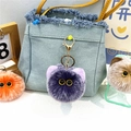 Dettaglio di simpatici portachiavi a forma di gatto in peluche su borsa di jeans - confezione in singolo sacchetto opp / Viola