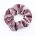 Chouchou en velours rose poudré avec texture douce et éclat élégant pour femme - Rose racine de lotus
