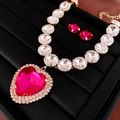 Detail van luxe sieradenset met roze hartketting en ronde oorknopjes met kristal - Ketting-Rood (2-delige Set)