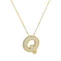 Vue détaillée du pendentif lettre Q dorée bombée avec pavé de zircons étincelants - Lettre Q (Pendentif + Chaîne à billes)