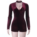 Detail van bordeauxrode fluwelen bodysuit met V-hals en lange mouwen op een plastic etalagepop - S / Bordeauxrood